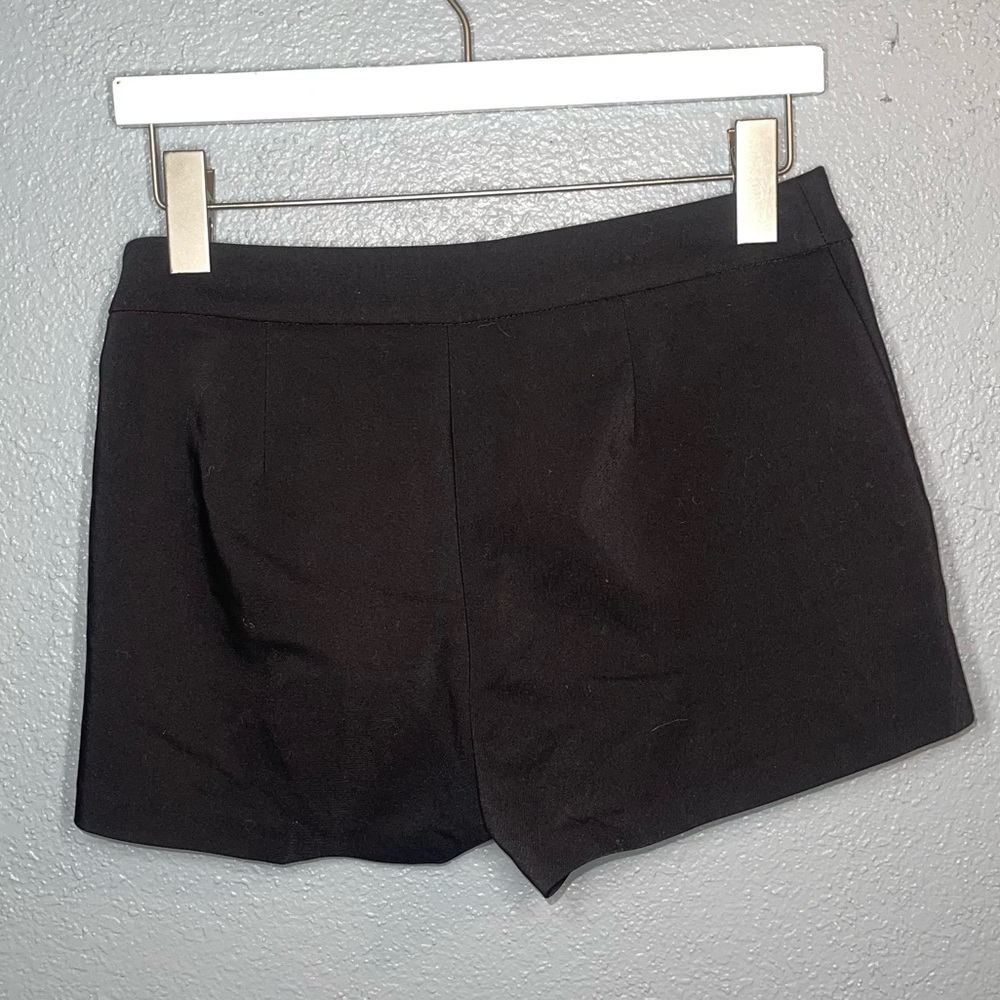 Express Short for lady’s size 4 black not new but look like new good conditions.